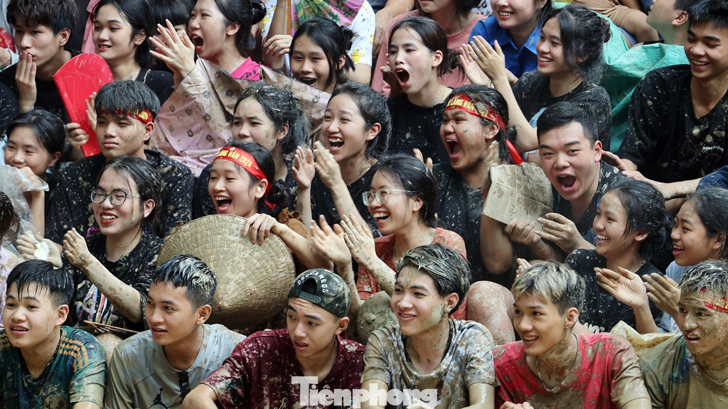 Dù lễ hội trùng vào một ngày cuối tuần và hai ngày đầu tuần, song vẫn thu hút hàng nghìn người từ khắp nơi và nhân dân địa phương đến cổ vũ.