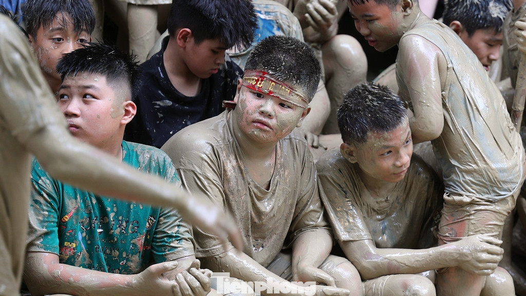 Nhiều bạn trẻ sẵn sàng hứng chịu bùn bắn bẩn hết mặt mũi, áo quần.