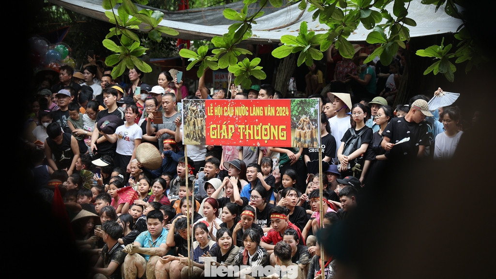 Theo quan niệm người dân trong làng, bị bùn bắn vào người, càng nhiều bùn trên người càng có nhiều may mắn.