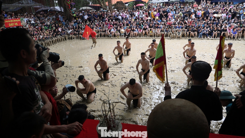 Lễ hội vật cầu nước (hay vật cầu bùn) làng Vân, Vân Hà, Việt Yên, Bắc Giang được tổ chức từ ngày 12-15/4 âm lịch.