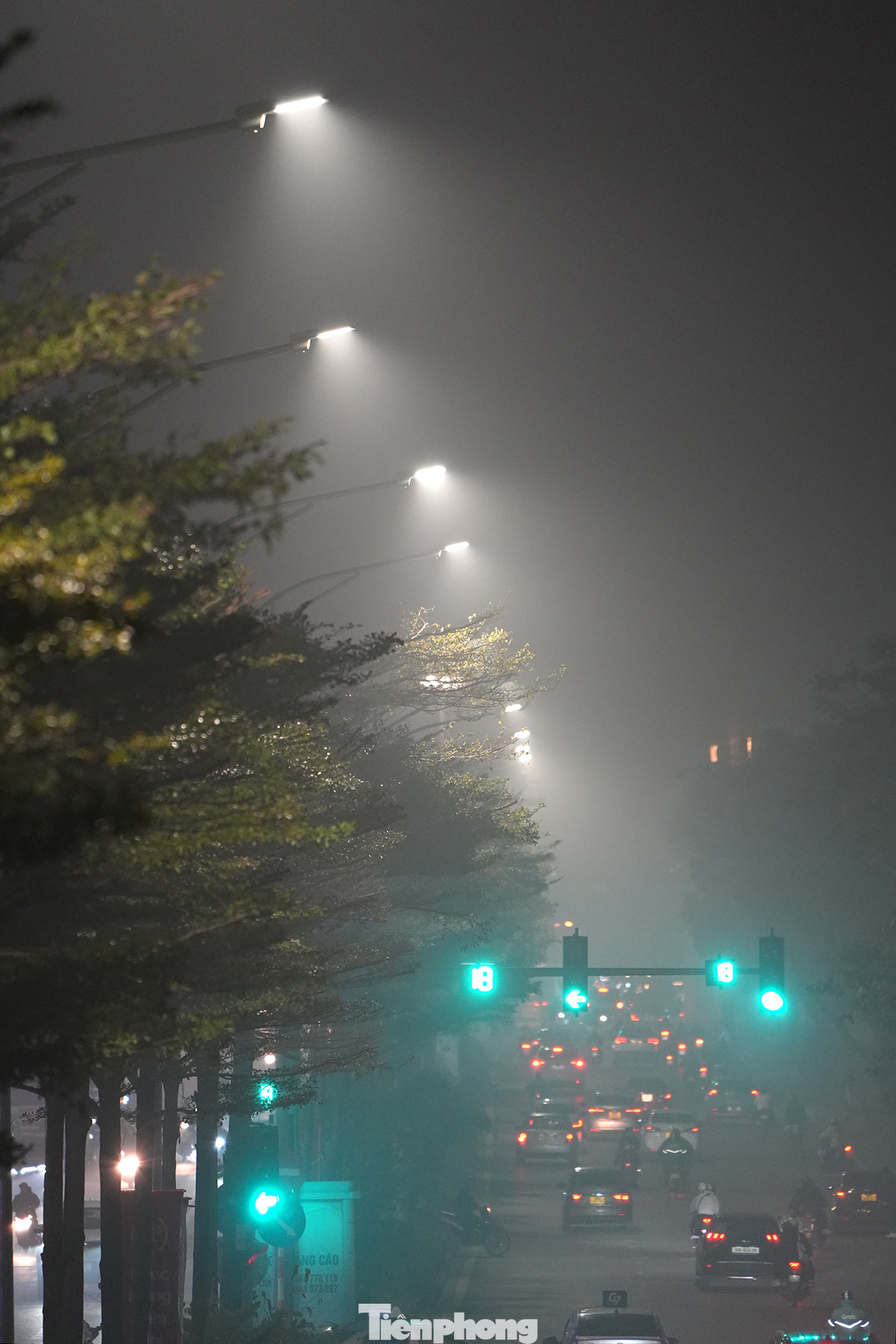 Theo các chuyên gia, sương mù dày đặc sẽ kèm theo tình trạng ô nhiễm không khí nghiêm trọng hơn vì bụi mịn, khói xả ra từ các phương tiện giao thông không thể thoát, bị giữ lại ở tầng thấp.