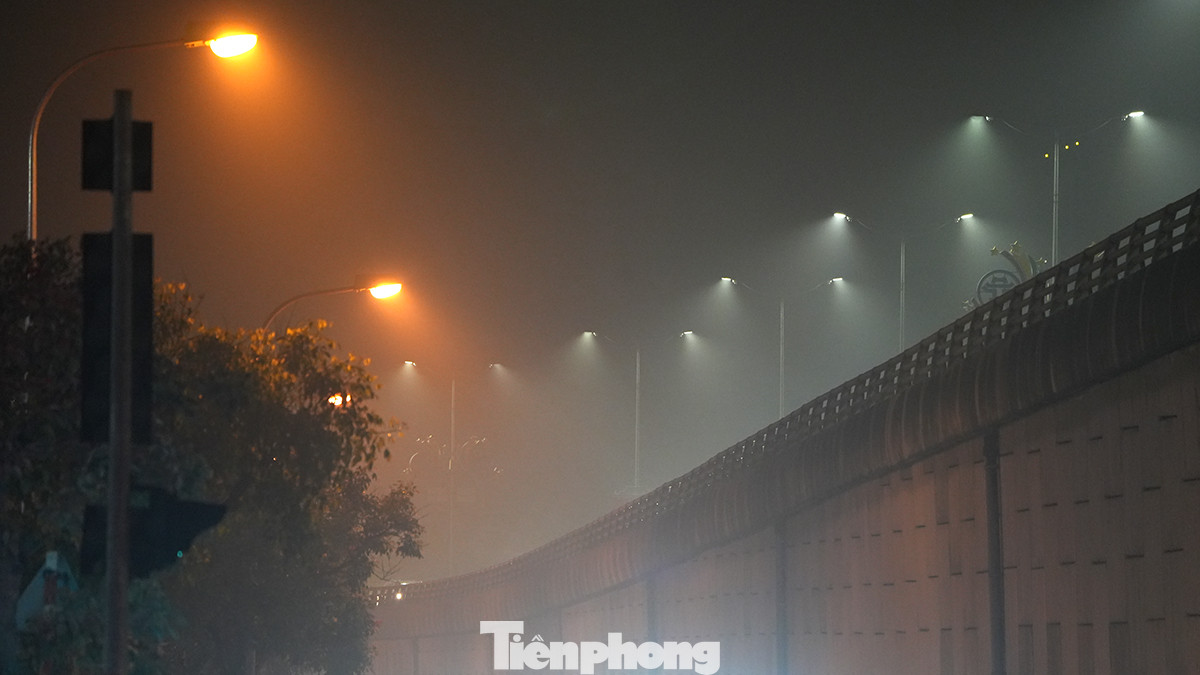 Những ngọn đèn đường trong đêm thành những vệt sáng do hiện tượng sương mù tạo nên.