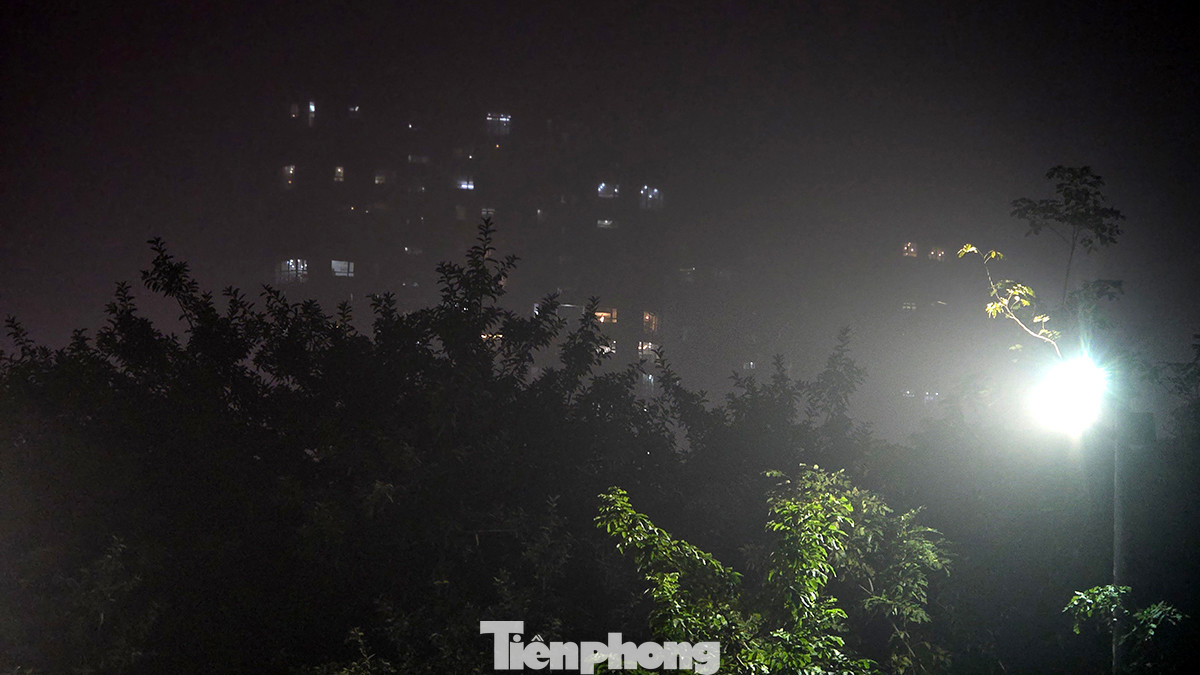 Những người dân sống ở những tòa nhà chung cư cao tầng ví von khung cảnh Hà Nội đêm 31/1 như đang ở Sapa.