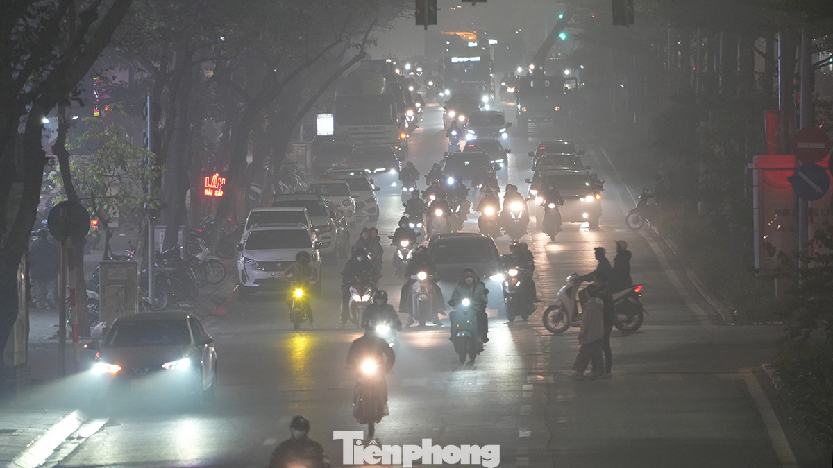 Càng về đêm muộn, hiện tượng sương mù càng dày đặc khiến tầm nhìn bị hạn chế.