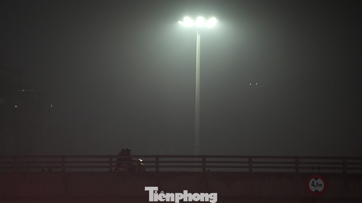 Một người đi xe máy trên cầu vượt ở đường Bưởi thời điểm 21h30 tối 31/1.