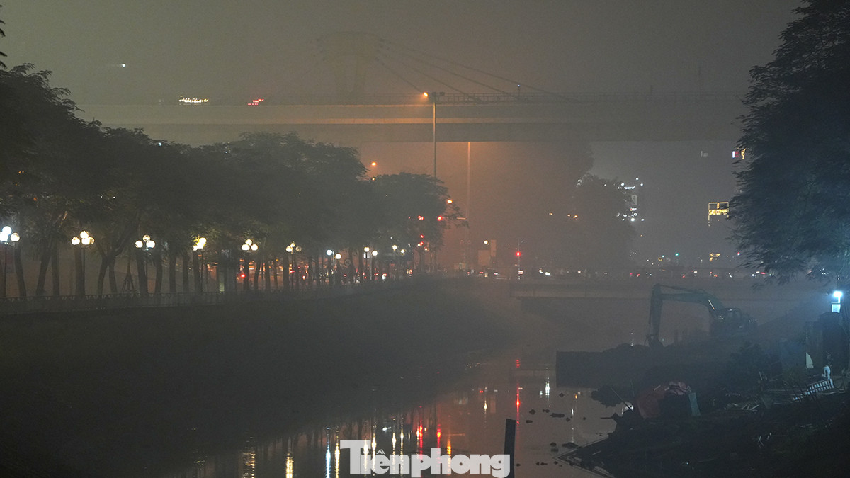 Sông Tô Lịch đoạn qua Cầu Giấy thời điểm 22 giờ (31/1).