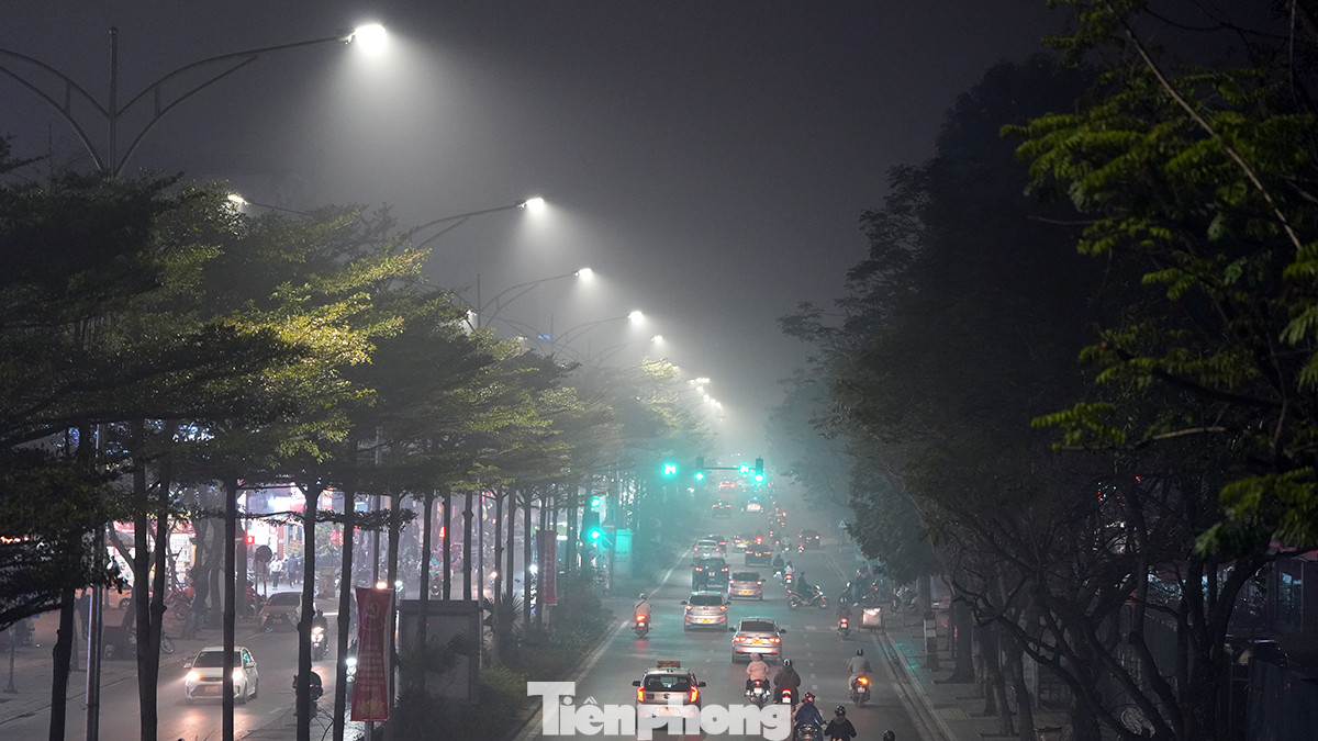 Hình ảnh đường phố Thủ đô vào đêm cuối cùng của tháng 1/2024 mờ ảo như ở Sapa.