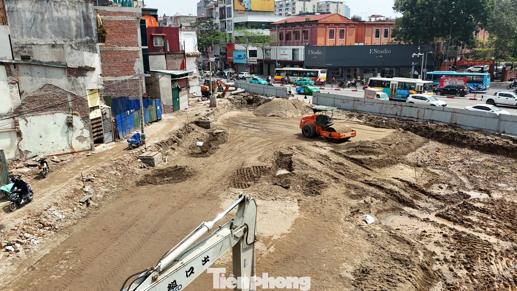 Máy móc và công nhân thi công tại dự án có phần hạn chế.