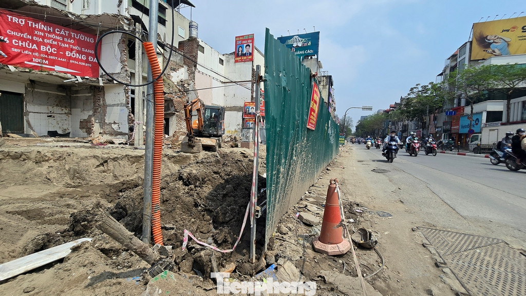 Được biết trong số 110 hộ dân phải di dời để thực hiện dự án, đến nay vẫn còn 4 hộ chưa bàn giao hết phần đất theo chỉ giới thu hồi từ 30 - 50cm và 3 gia đình chưa cho phá phần tài sản đã được đền bù.