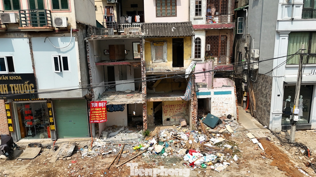 Nhiều căn nhà cũ nát dang dở đã án ngữ cả năm nay cùng với phế liệu xây dựng, rác thải ngổn ngang trên vỉa hè.
