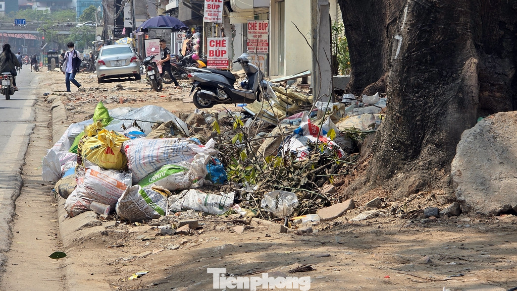 Hiện trạng cả đoạn đường và vỉa hè đang thi công dự án tràn ngập rác thải, gây mất mỹ quan và khó khăn trong sinh hoạt của người dân.