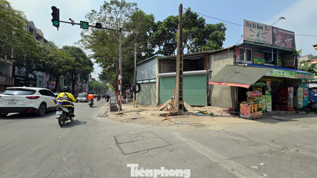 Theo phương án thiết kế, khi hoàn thiện góc 1/4, phố Chùa Bộc (hướng đi Thái Hà) sẽ được chỉnh trang, cải tạo bên phải tuyến, bắt đầu từ cổng Học viện Ngân hàng qua góc ngã tư, tiếp đến tuyến phố Tây Sơn (hướng đi Nam Đồng), kết thúc tại cổng trường Đại học Công Đoàn. Trên hình là nơi tiếp giáp với lối vào cổng của Học viện Ngân hàng.