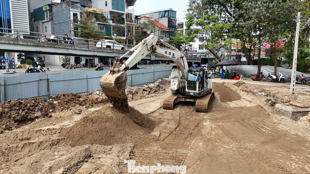 Máy móc và công nhân thi công tại dự án có phần hạn chế.