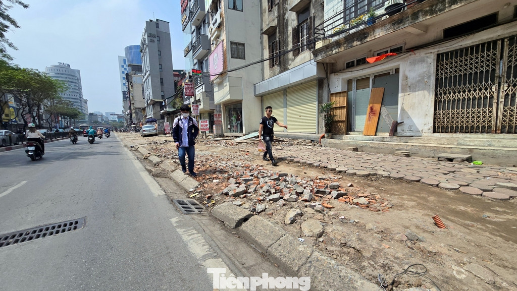 Hiện trạng cả đoạn đường và vỉa hè đang thi công dự án tràn ngập rác thải, gây mất mỹ quan và khó khăn trong sinh hoạt của người dân.