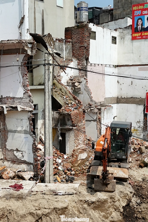 Hiện đã hơn 1 năm triển khai, công tác giải phóng mặt bằng vẫn đang được gấp rút thực hiện, tuy nhiên khu vực này hiện vẫn ngổn ngang rác thải, vật liệu xây dựng... tiềm ẩn nguy cơ gây mất an toàn.