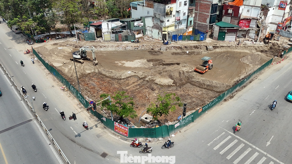 Công trình bao gồm các hạng mục: nền, mặt đường, thoát nước, chiếu sáng, cây xanh, vỉa hè, tổ chức giao thông và các công trình phụ trợ khác. Trên ảnh là nơi tiếp giáp với ngã tư và cầu vượt Thái Hà.