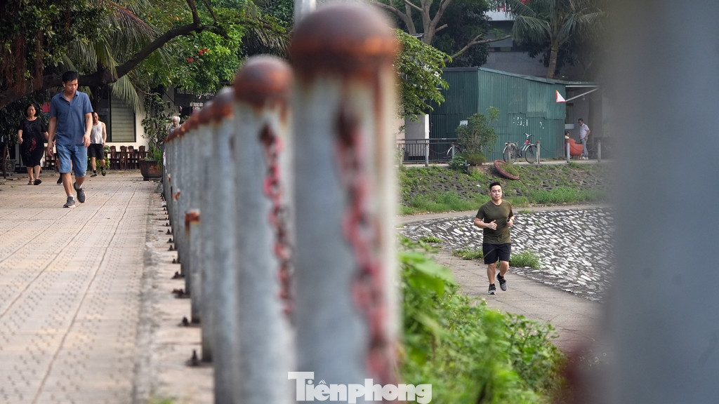 Để giải quyết bức xúc của người dân, thời điểm đó, đơn vị cấp nước có xả nước vào hồ nhưng nguồn nước khá khiêm tốn nên chỉ được mực nước rất thấp, không đủ để điều hòa môi trường trong khu vực.