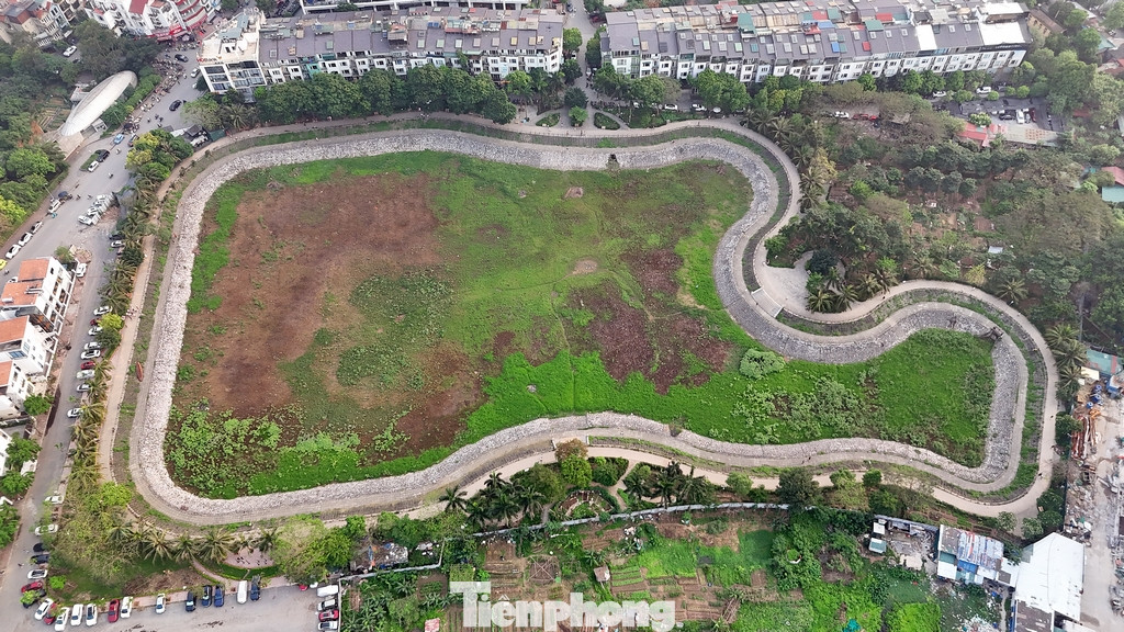 Song, từ 2 năm qua, nguồn nước trong hồ cạn trơ đáy. Người dân đã nhiều lần phản ánh đến chính quyền địa phương đề nghị cải tạo, sửa chữa nhưng đến nay vẫn không có câu trả lời.