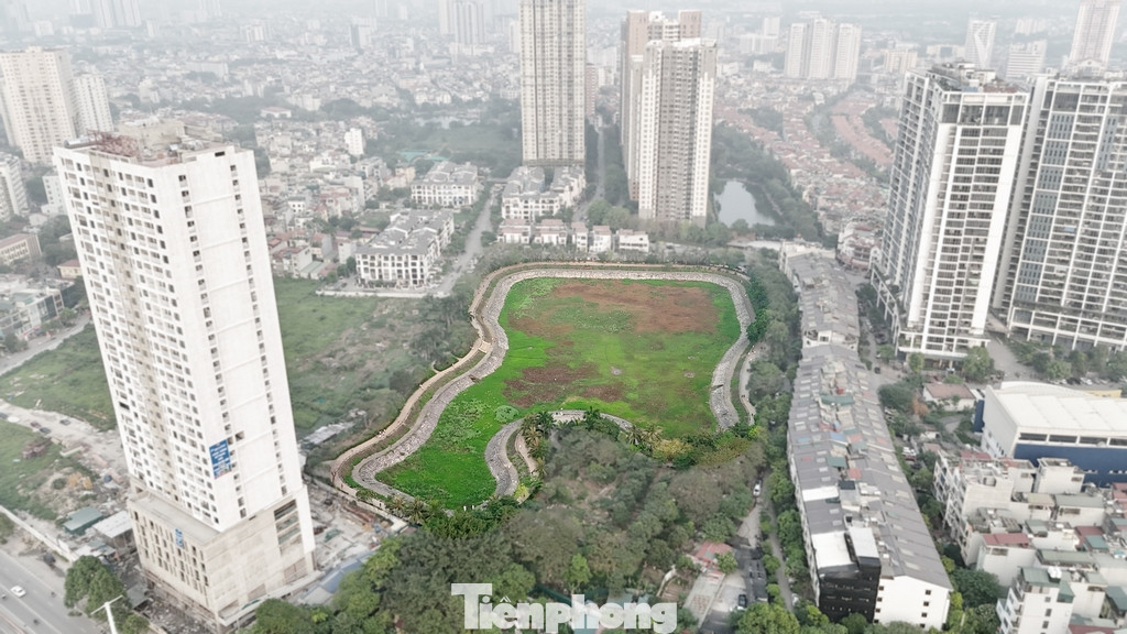 Hồ Trung Văn là hồ điều hòa trên địa bàn quận Nam Từ Liêm, được cải tạo từ năm 2013 với nhiều hạng mục được triển khai, trở thành không gian sinh hoạt công cộng, luyện tập thể dục thể thao cho người dân sống trong khu vực.
