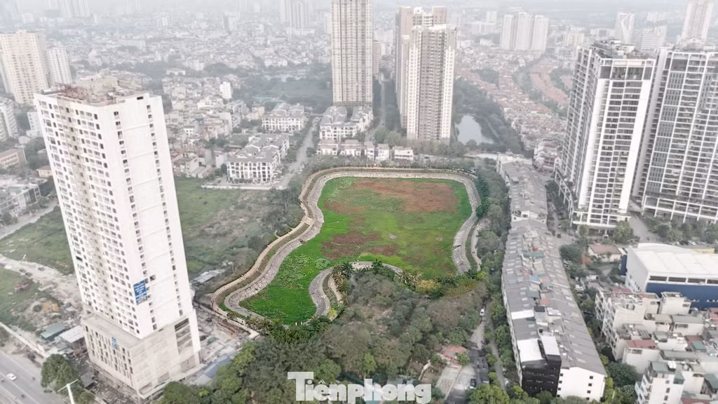 Hồ Trung Văn là hồ điều hòa trên địa bàn quận Nam Từ Liêm, được cải tạo từ năm 2013 với nhiều hạng mục được triển khai, trở thành không gian sinh hoạt công cộng, luyện tập thể dục thể thao cho người dân sống trong khu vực.