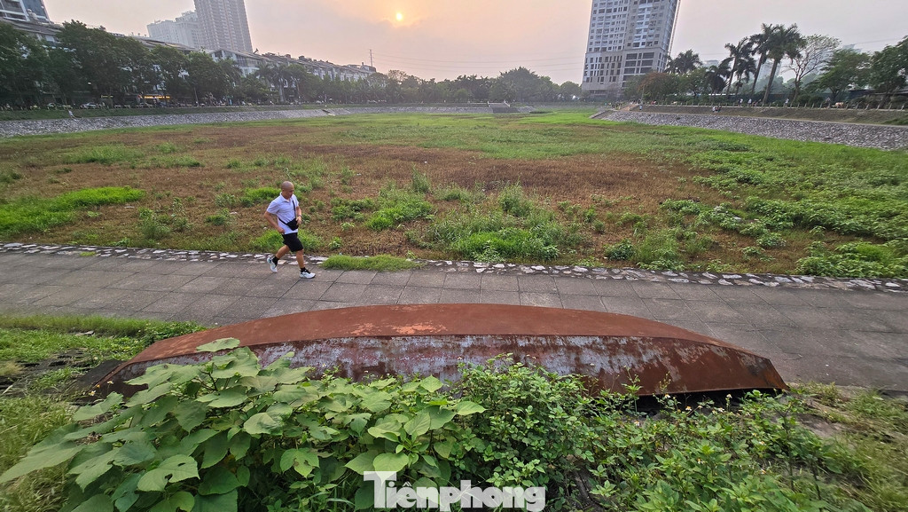 Quanh bờ, hình ảnh hoang hóa cũng đang diễn ra nghiêm trọng.