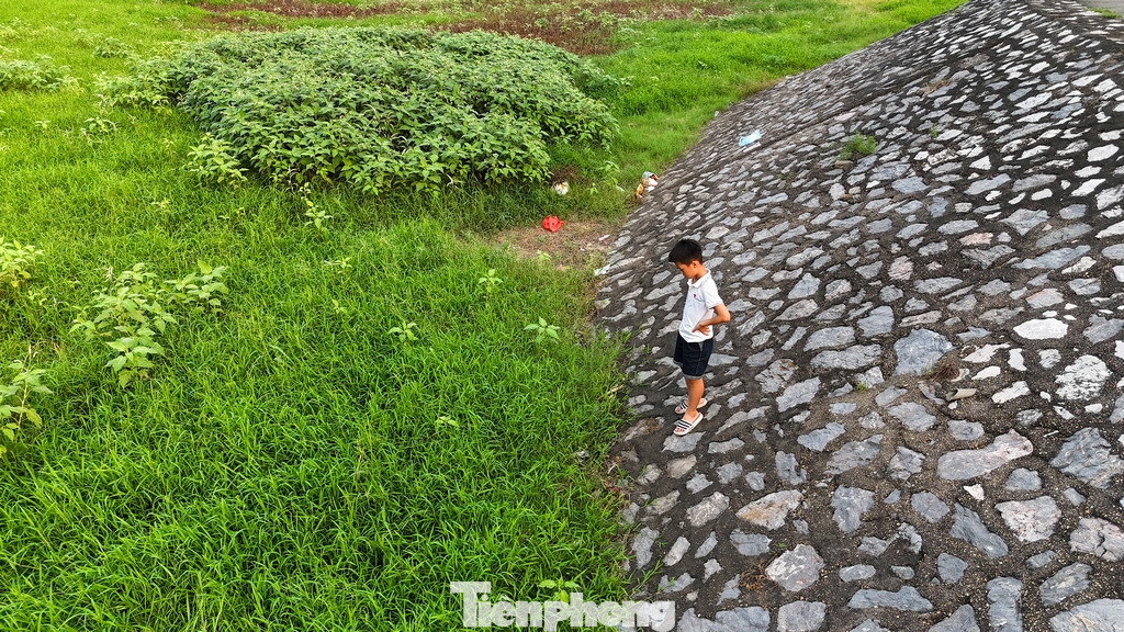 Dưới lòng hồ, trẻ em chạy nhảy bắt châu chấu mà không lo... đuối nước.