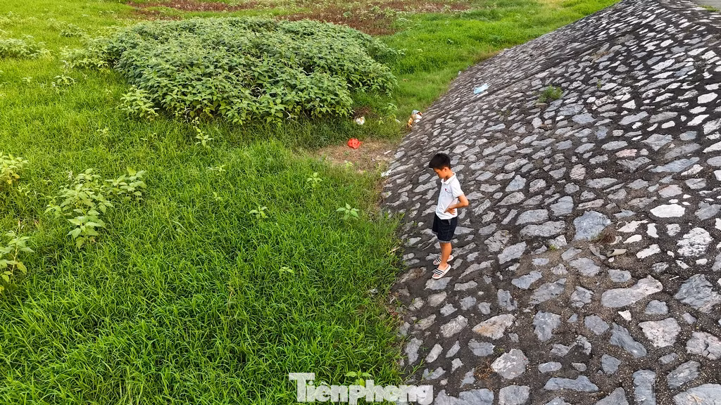 Dưới lòng hồ, trẻ em chạy nhảy bắt châu chấu mà không lo... đuối nước.