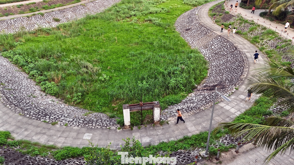 Cho dù thời gian gần đây, Hà Nội xuất hiện nhiều trận mưa lớn nhưng hồ điều hòa Trung Văn vẫn trong tình trạng cạn trơ đáy.