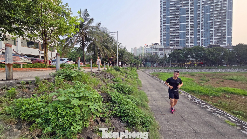 Quanh bờ, hình ảnh hoang hóa cũng đang diễn ra nghiêm trọng.