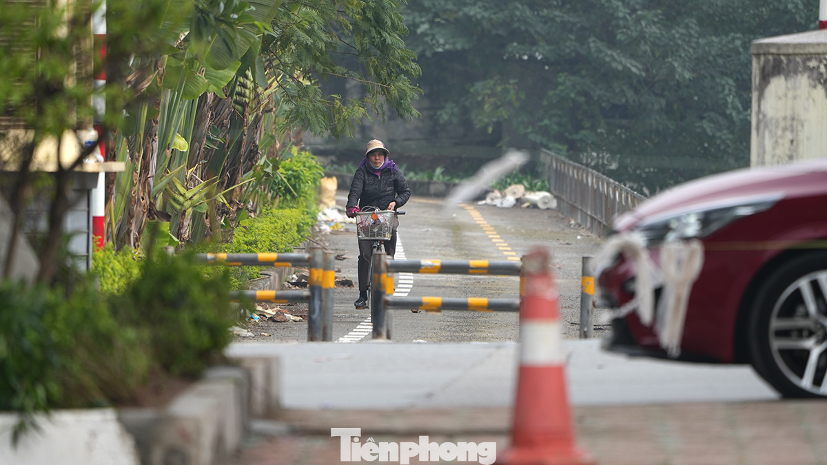 Đường dành cho xe đạp nằm giữa sông Tô Lịch và đường Láng.