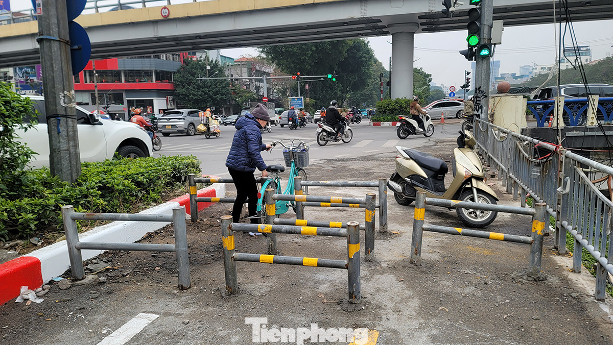 Đường dành cho xe đạp nằm giữa sông Tô Lịch và đường Láng.