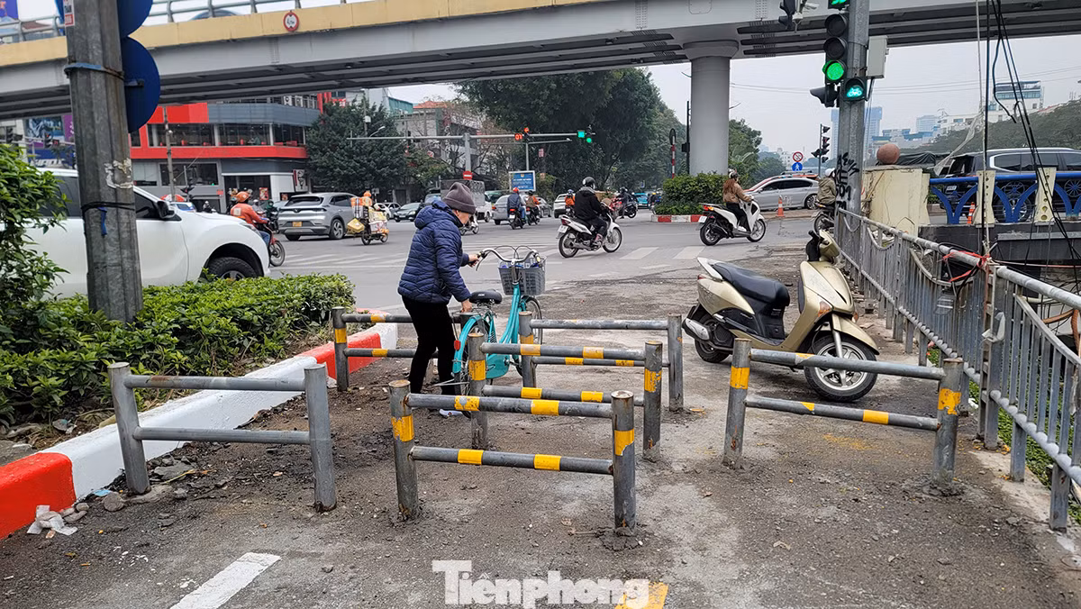 Đường dành cho xe đạp nằm giữa sông Tô Lịch và đường Láng.