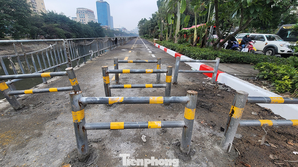 Một số vị trí đã hoàn thiện việc kẻ vạch, sơn lan can và vá lại mặt đường...