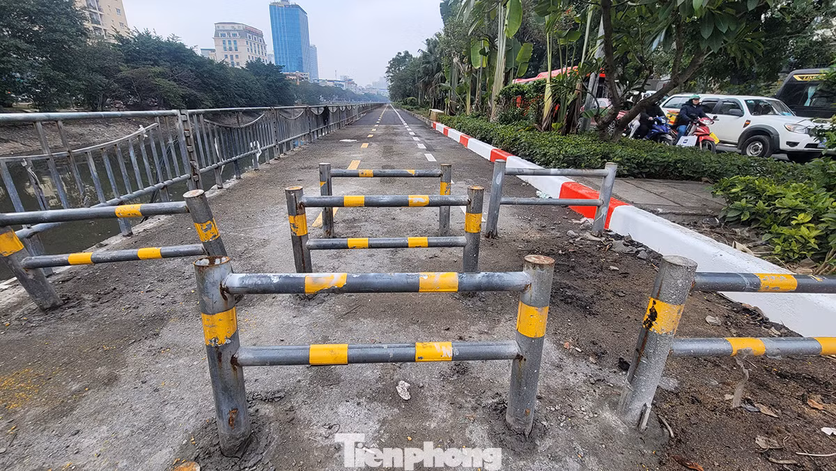Một số vị trí đã hoàn thiện việc kẻ vạch, sơn lan can và vá lại mặt đường...