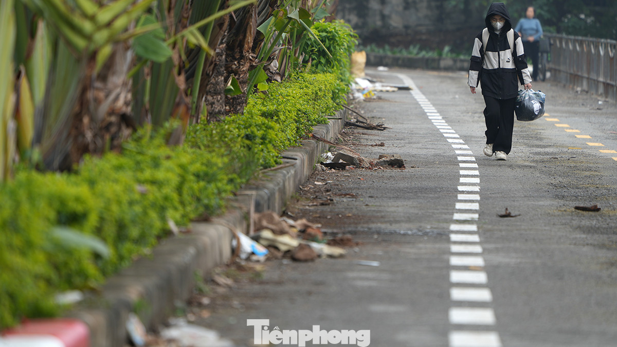 Trong một vài ngày tới, toàn bộ tuyến đường kéo dài từ Ngã Tư Sở đến Cầu Giấy sẽ được dọn dẹp hết rác thải và vệ sinh lại trước khi đưa vào thí điểm riêng cho xe đạp vào đầu tháng 2/2024.
