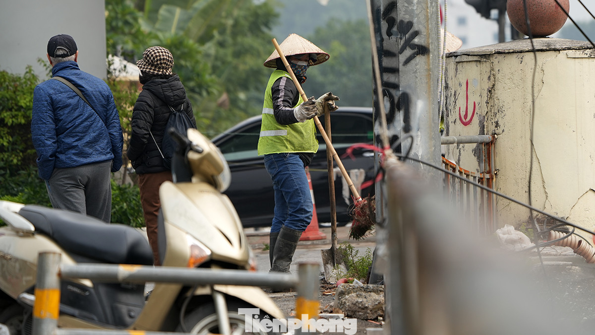 Những ngày này, công nhân đang khẩn trương kẻ lại vạch, sơn lan can,dọn dẹp rác vương vãi trên đường, thảm nhựa lại những đoạn mặt đường xuống cấp...