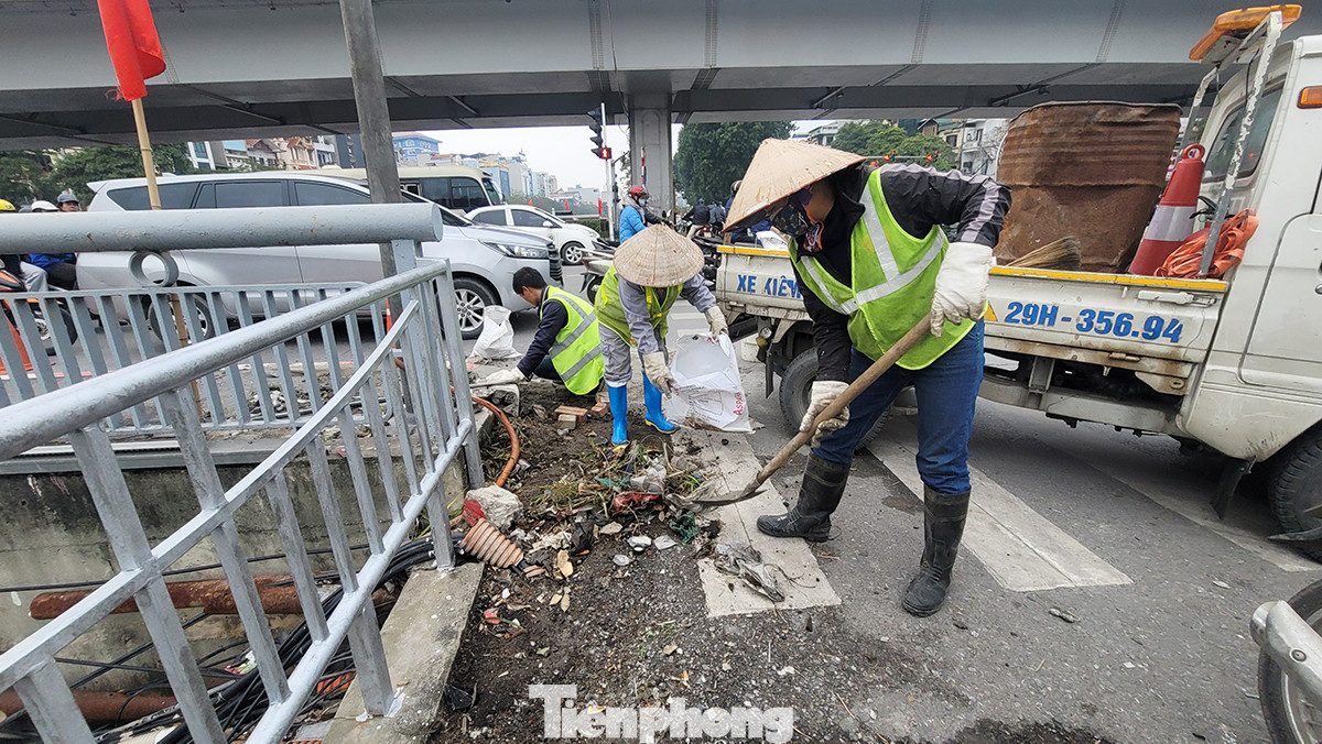 Những ngày này, công nhân đang khẩn trương kẻ lại vạch, sơn lan can,dọn dẹp rác vương vãi trên đường, thảm nhựa lại những đoạn mặt đường xuống cấp...