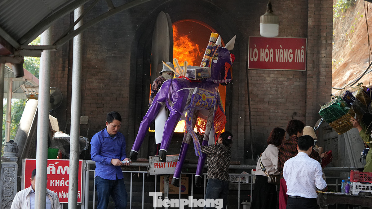 Vào đền ngày 16/7 là những hoạt động chương trình văn nghệ được tổ chức để cho du khách được thưởng lãm, đến sáng ngày 17/7 Âm lịch sẽ là hoạt động chính của đền Bảo Hà bao gồm rước kiệu và lễ hội đường phố.