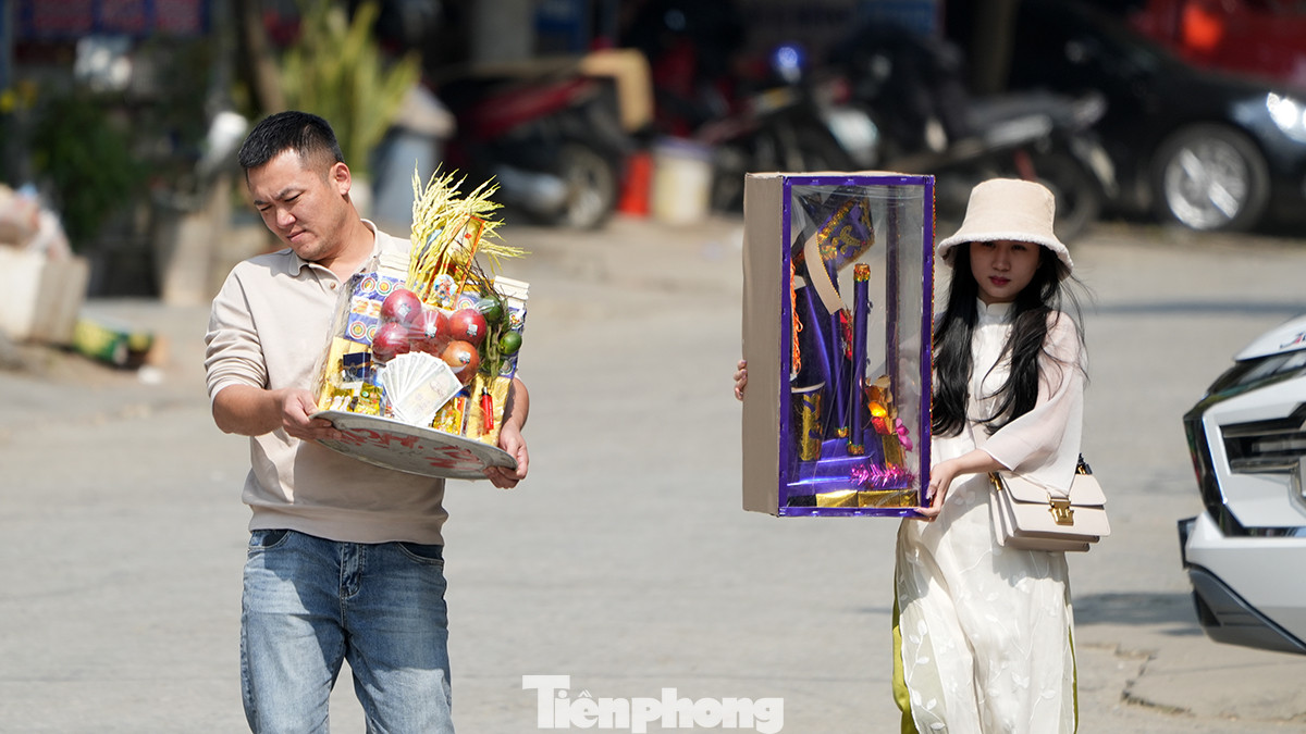 Cũng bởi nổi tiếng vì linh thiêng, ngay trong những ngày đầu năm mới, người dân địa phương cùng du khách thập phương đã tìm về đền Bảo Hà để xin lộc đầu năm.