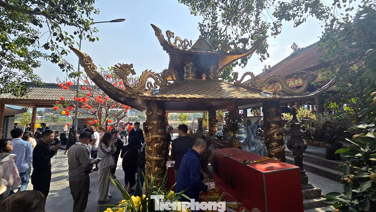 Dịp đầu xuân năm mới, việc đi lễ đền chùa cầu bình an, hạnh phúc, mưa thuận gió hòa đã trở thành phong tục tập quán không thể thiếu trong phần lớn suy nghĩ của người dân Việt. Dịp đầu xuân năm mới, việc đi lễ đền chùa cầu bình an, hạnh phúc, mưa thuận gió hòa đã trở thành phong tục tập quán không thể thiếu trong phần lớn suy nghĩ của người dân Việt.