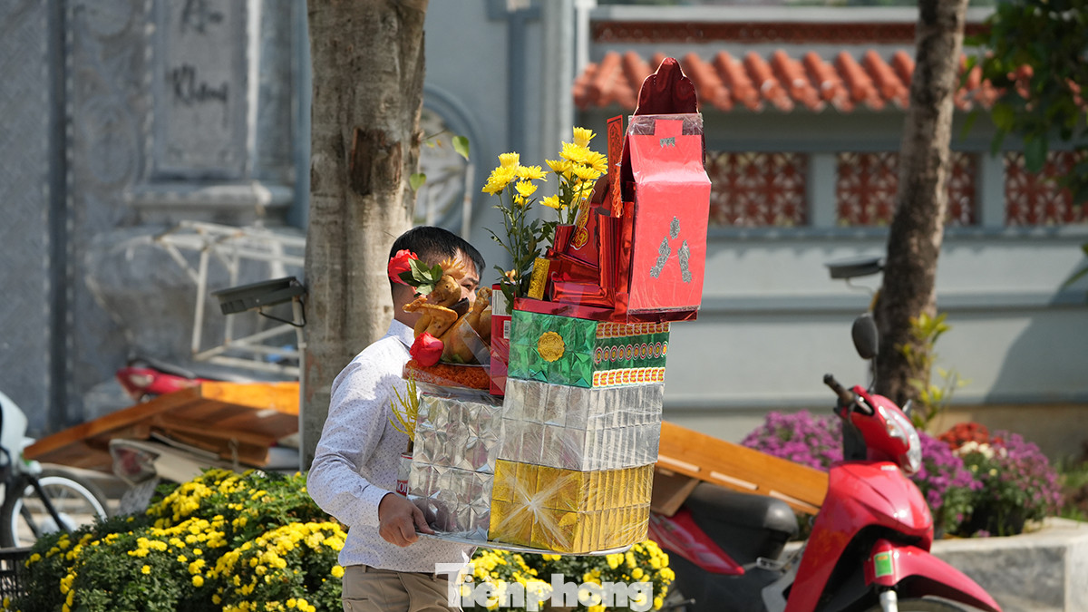 Cũng bởi nổi tiếng vì linh thiêng, ngay trong những ngày đầu năm mới, người dân địa phương cùng du khách thập phương đã tìm về đền Bảo Hà để xin lộc đầu năm.