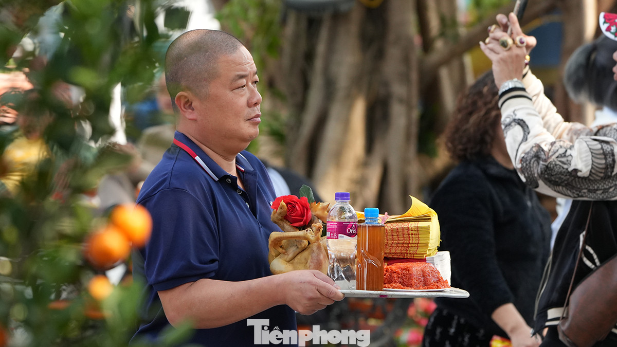 Cũng bởi nổi tiếng vì linh thiêng, ngay trong những ngày đầu năm mới, người dân địa phương cùng du khách thập phương đã tìm về đền Bảo Hà để xin lộc đầu năm.