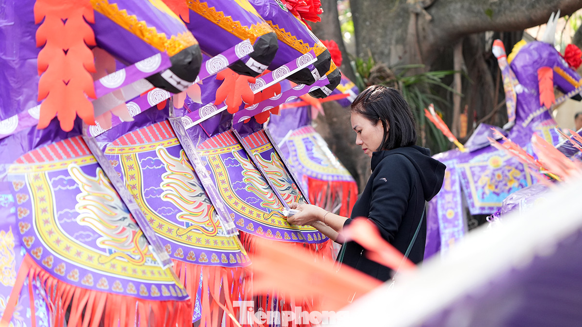 Bên cạnh đó, người dân còn bán thêm cỗ ngựa tím, quần áo, hia, mũ... cho du khách nếu có nhu cầu.