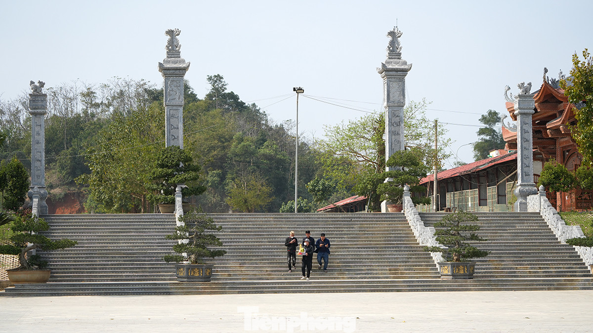 Đền Bảo Hà được xây dựng vào cuối đời Lê Cảnh Hưng, thờ danh tướng Hoàng Bảy họ Nguyễn, người có công bảo vệ và xây dựng Tổ quốc ở cửa ải Lào Cai.