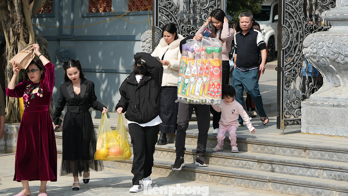 Cũng bởi nổi tiếng vì linh thiêng, ngay trong những ngày đầu năm mới, người dân địa phương cùng du khách thập phương đã tìm về đền Bảo Hà để xin lộc đầu năm.