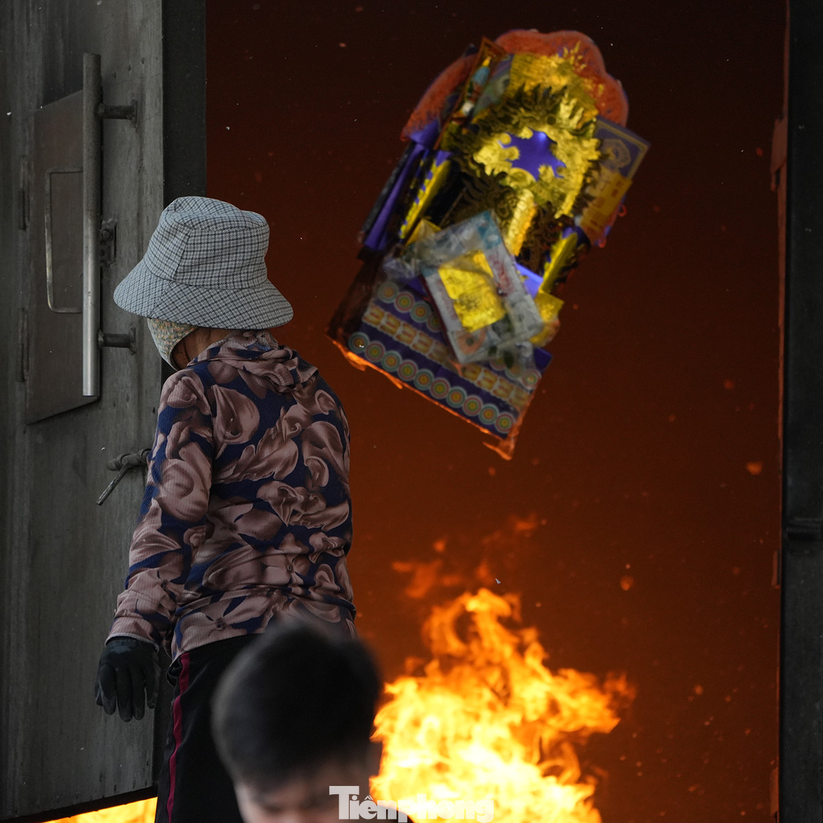 Ngoài thời điểm đầu năm, du khách còn có thể đến đền Bảo Hà vào ngày 17 tháng 7 Âm lịch hàng năm. Đây là một trong những lễ hội lớn tại đền Bảo Hà, là ngày giỗ của ông Hoàng Bảy lễ hội được bắt đầu từ ngày 15 tháng 7 âm lịch kéo dài từ 18h đến đêm khuya (khoảng thời gian này sẽ tổ chức một vài nghi lễ như thả đèn hoa đăng, tế thần hay cầu lễ an).