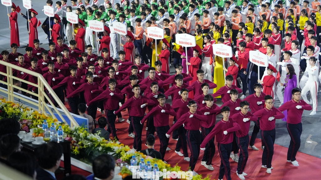 Sau 8 năm, Hà Nội mới tổ chức lại Hội khỏe Phù Đổng, thu hút hơn 7.600 học sinh tranh tài ở 16 môn thi, đông nhất từ trước đến nay.