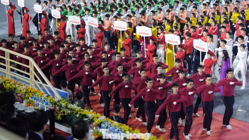 Sau 8 năm, Hà Nội mới tổ chức lại Hội khỏe Phù Đổng, thu hút hơn 7.600 học sinh tranh tài ở 16 môn thi, đông nhất từ trước đến nay.