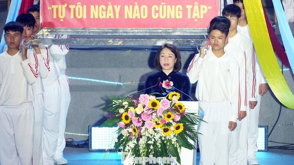 Trong phát biểu khai mạc, bà Vũ Thu Hà, Phó chủ tịch UBND thành phố Hà Nội, cho biết Hội khỏe Phù Đổng năm nay có quy mô và số học sinh lớn nhất từ trước đến nay. Nếu tính từ vòng cấp trường và quận, huyện, gần 400.000 lượt học sinh đã tham gia tranh tài. "Các đơn vị tổ chức sẽ bảo đảm điều kiện để học sinh phát huy tài năng, đạt thành tích tốt nhất".