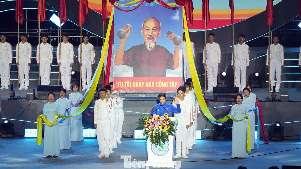 Đại diện học sinh, VĐV và trọng tài lên tuyên thệ trước khi diễn ra Hội khỏe Phù Đổng TP Hà Nội lần thứ X năm 2024.